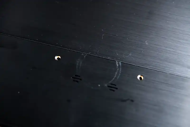 モニター背面のVESA穴。一般的な4穴ではなく、75mm間隔の2穴タイプ。