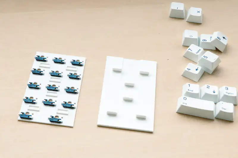 3Dプリントした筐体パーツ(ホットスワップソケット取り付け済み)